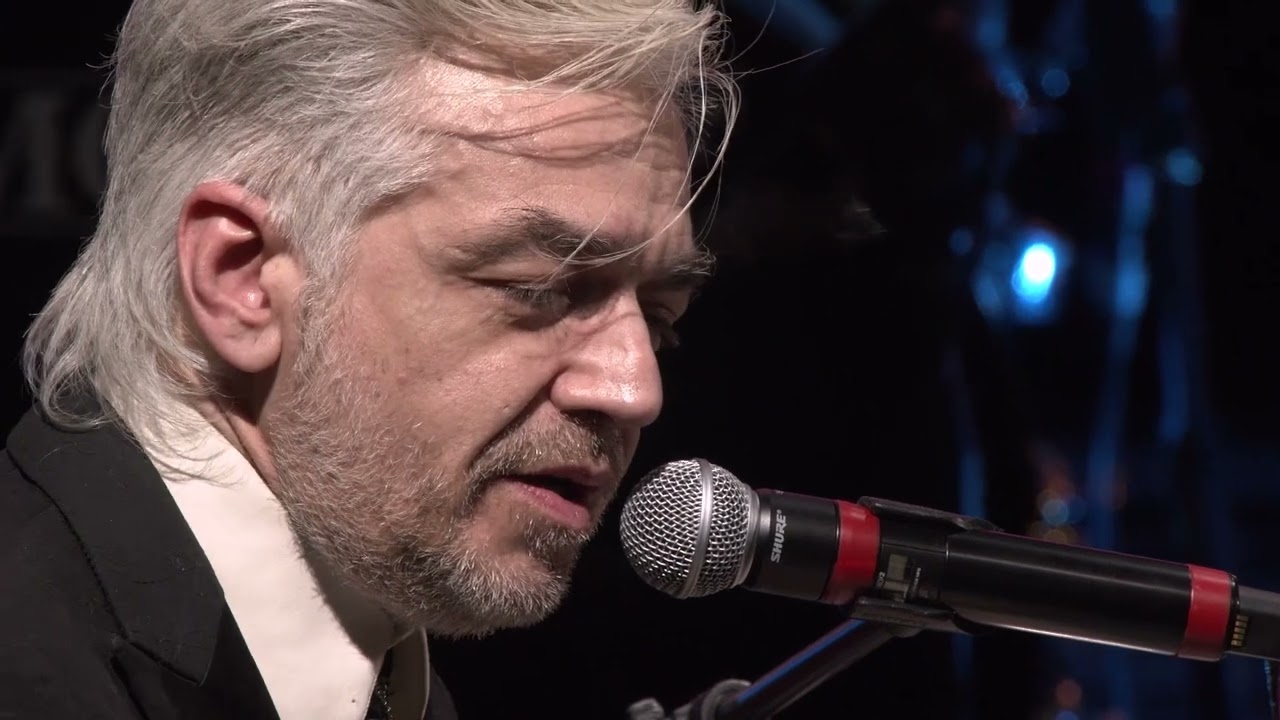 Morgan suona al piano la sigla del 