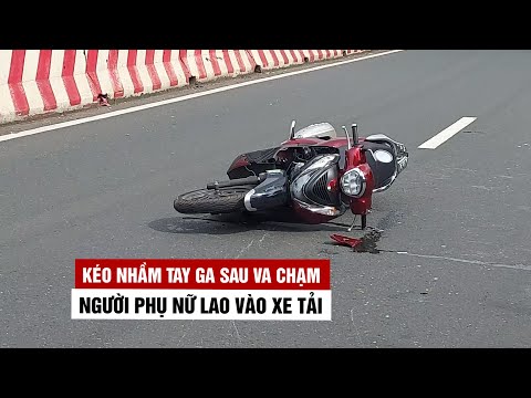 Video Kéo nhầm tay ga xe máy sau va chạm, người phụ nữ thoát... - youtube