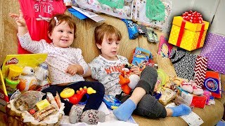 PRESENTES QUE O MARCOS E A LAURA GANHARAM EM SP!! Brinquedos da Hot Wheels, Play Doh e Cartas