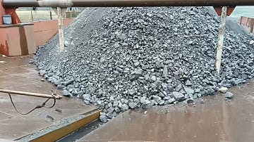 Barge unloading 3000 tons of large ore !  The ore is difficult to move on the conveyor