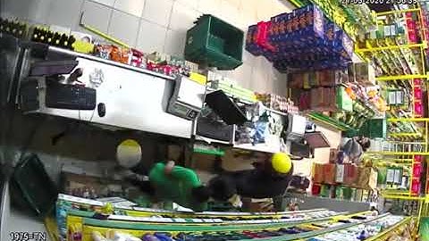 Hai Thanh Niên Dùng Súng Cướp Bách Hóa Xanh