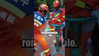 🚒 Una niña queda atrapada en un juego del parque… lo que hacen los bomberos es impresionante !