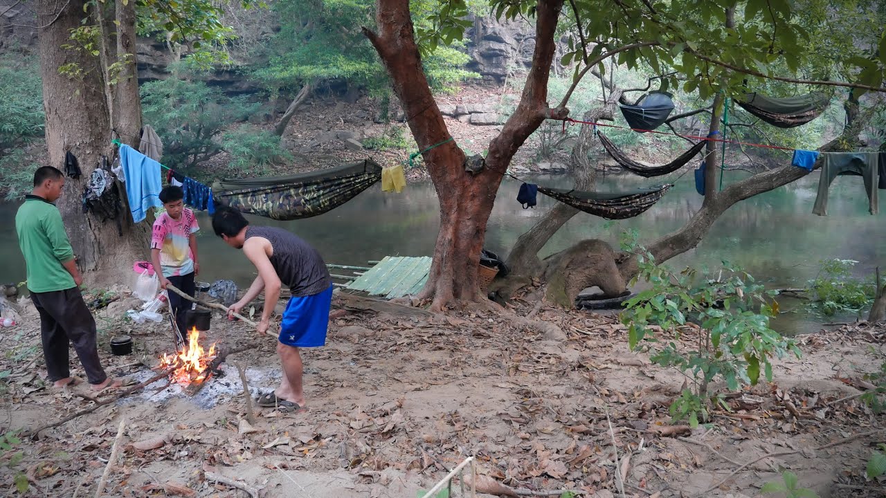 นอนกลางแม่น้ำใหญ่ ล่องแพได้สบาย วิถีชาวกะเหรี่ยงพึ่งพาหากินกับป่าอย่างมีสุข [วรวิช]