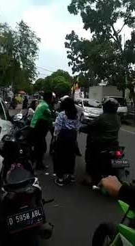 Lucu siswi SMP VS siswi SMA rebutan abang ojol mungkin abang ojol nya terlalu ganteng x y...