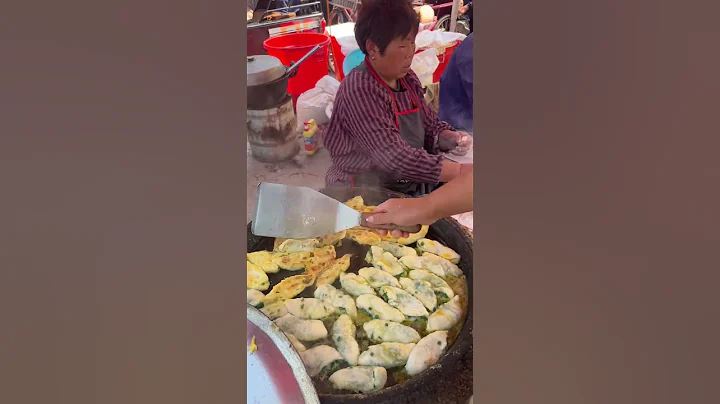 河南項城農村廟會上看戲吃煎包，濃濃家鄉味兒！ #chinesefood #中國美食 #路邊攤美味 #街邊小吃 - 天天要聞