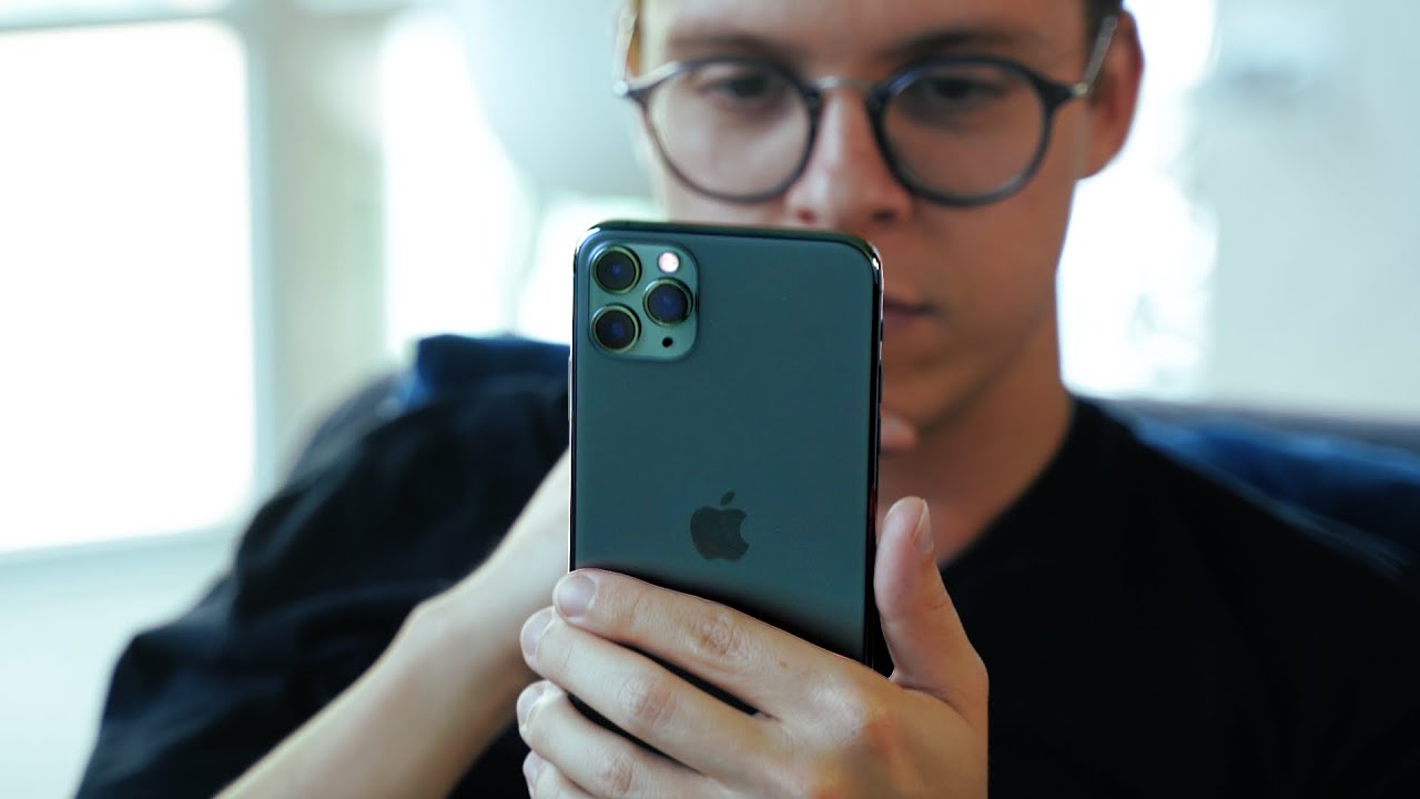 Selfie pro. Селфи с iphone 13 Pro Max. Iphone 15 Pro Max. Мужчина с айфоном. Пацан с айфоном.