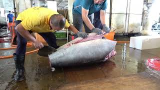 Bluefin Tuna Cutting, Tuna Steaks &amp; Sashimi / 黑鮪魚切割, 黑鮪魚肉排和生魚片 - Taiwanese Food