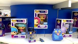 Toy Fair 2026 Funko
FUNCO is infamous for taking up a LARGE piece of real estate at Toy Fair 2026, and thats understandable when you see how many products they pop out in a year!! This Toy Fair, the lineup included KPop Demon Hunters, Star Wars, Bitty Pop Town, Bitty Pop Rides, Mondo Masters of the Universe, Demon Slayer, DanDaDan, Bleach, Chainsawman, Pokemon, One Piece, and Bitty Boxes!
For more Toy Fair 2026 coverage and geek news from across the planet, hit up idlehandsblog.com!
Like Us! https://www.facebook.com/paulnomad
Give us a follow: https://twitter.com/idlehandsblog
Bullet the Blue Sky! https://bsky.app/profile/idlehandsblog.bsky.social
Vids by Mike Lopez at https://www.instagram.com/incrediconhv Toy Fair 2026 Funko