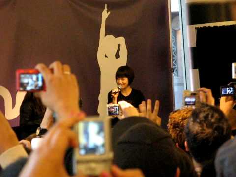 Utada Hikaru @ Sephora HOLLYWOOD (Crowd is listening to her)