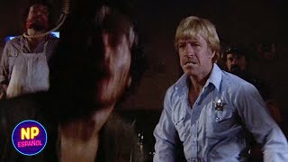 Chuck Norris Pelea En Un Bar Lleno De Borrachos | Furia Silenciosa (1982) | Now Español