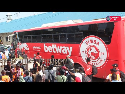 LIVE WACHEZAJI WA SIMBA WAZOMEWA BANDARINI VICHWA CHINI WANAINAMISHA 