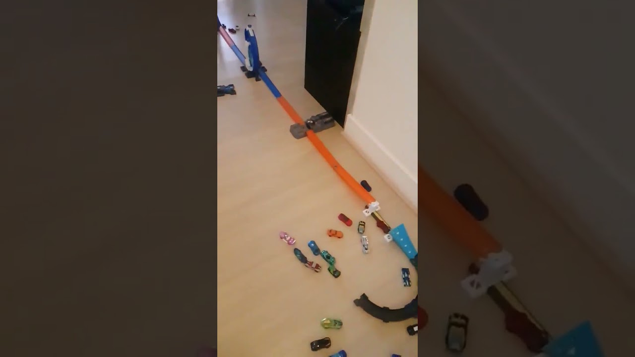 Hot Wheels duplo looping, propulsor e salto na rampa (double loop, booster + long jump)
