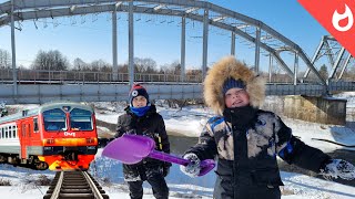 Interesting railway bridges and trains in winter / Winter walk and electric trains