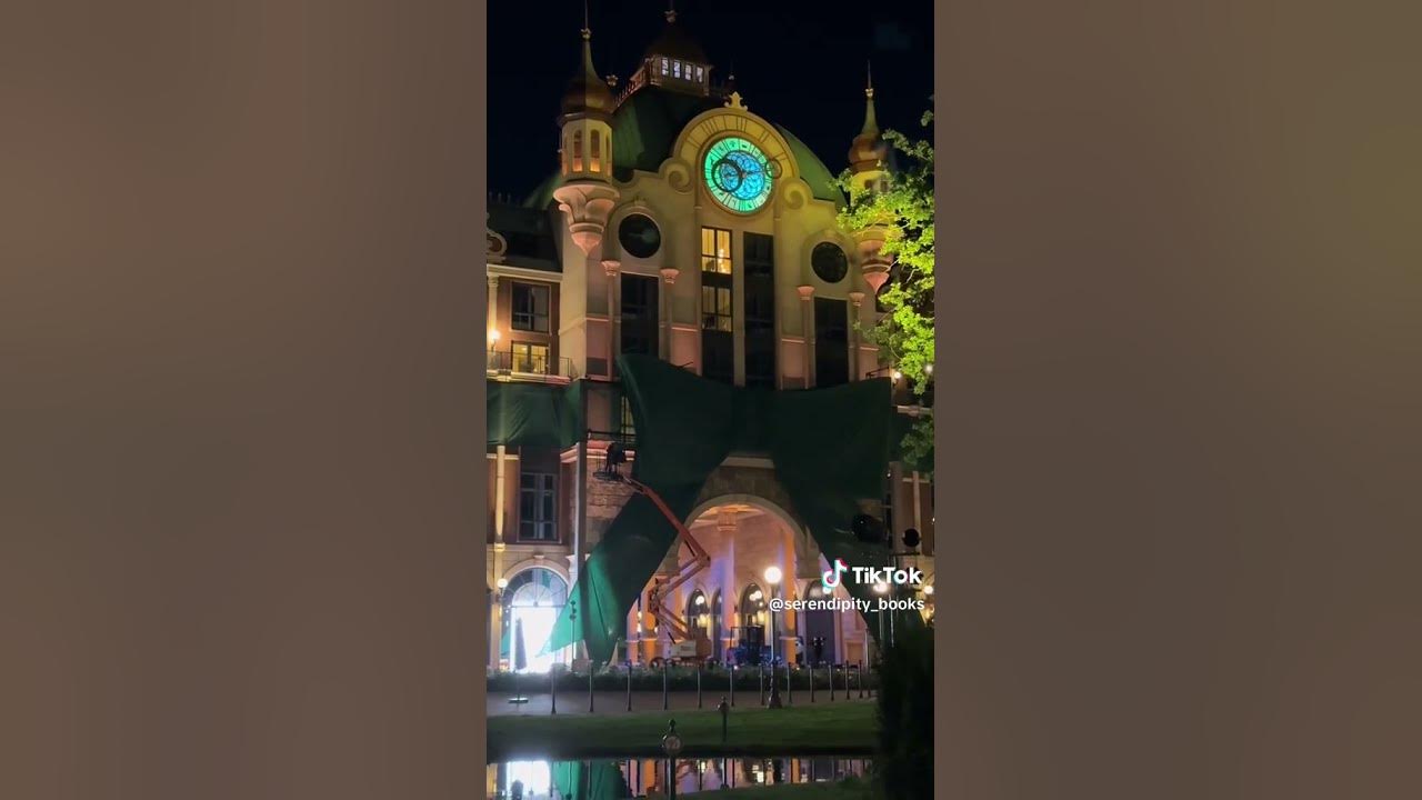efteling grand hotel met strik in de avond #efteling #grandhotel #strik #funny #trending #New