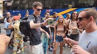 New Yorkta Bir Adam, Vegan Aktivistlerin Karşısına Geçerek Şiş Kebap Yedi.