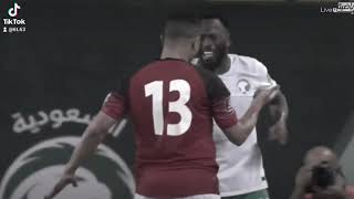 شاهد قبل الحذف لاعب يمني يضرب لاعب سعودي