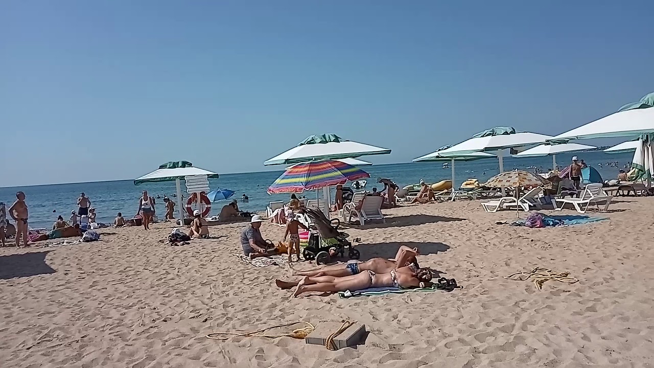 Погода в евпатории по часам сегодня. Лазурный берег Крым Евпатория. Море в Евпатории в сентябре. Платные пляжи в Крыму. Евпатория климат.