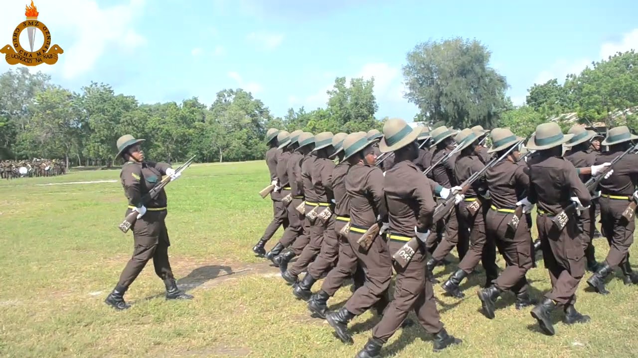 WANAA WA PAREDI (JELAJELA) MBELE YA MKUU WA MKOA KATIKA UFUNGAJI WA KOZI NGAZI YA UONGOZI WA KATI