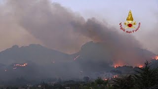 İtalya'nın güney bölgeleri orman yangınlarıyla mücadele ediyor