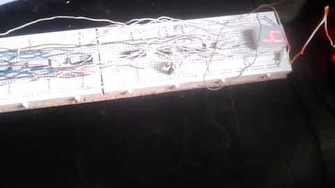 circuito secuencial con display de 7 segmentos