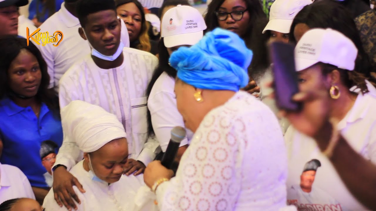 Tope Alabi Consoles Bimbo Oshin As She Weeps Over The Death Of her husband
