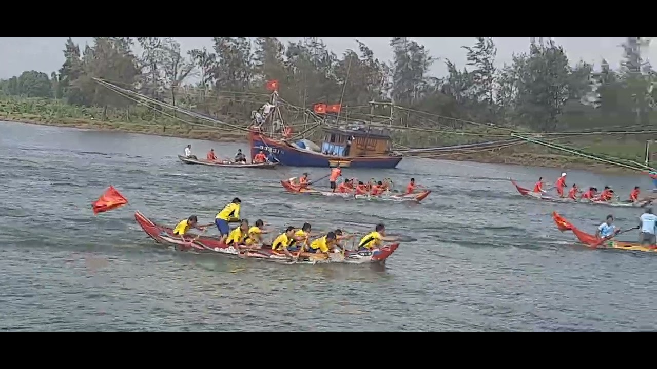 Đua thuyền ở Quảng Ngãi