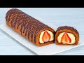 Cake top with bananas and strawberries - a light roulade without baking!