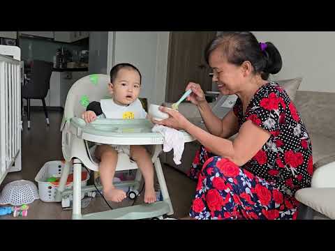 Bà Nội cho Pi ăn cháo tôm