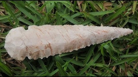 flintknapping a spearhead from a rock