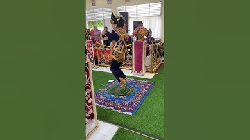 Ada yg aneh dari tari piring ini guys.. apa yg beda ya?