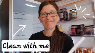 Clean my fridge with me & have a chat