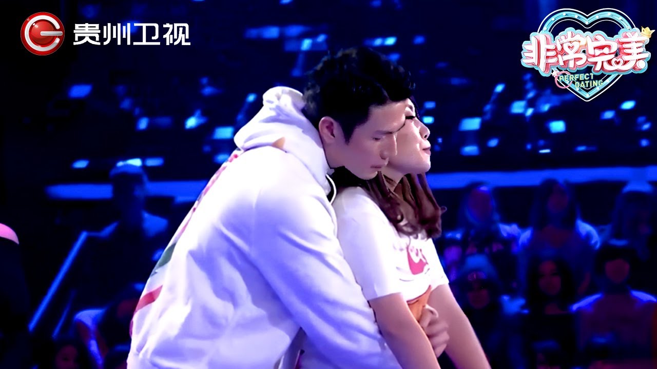 女孩告白被主持人打断,男嘉宾突然从背后抱住女孩,全场都尖叫【非常完美】