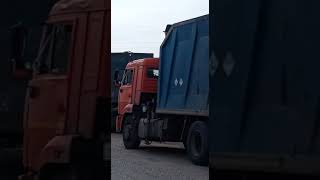 Гигантская очередь из мусоровозов попала на видео в Волгограде
