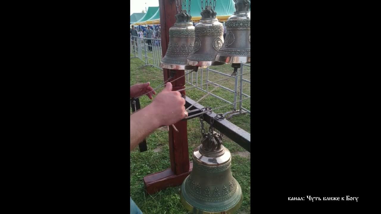 Звон в руках. Огромный колокол. Колокола на колокольне. Звонарь. Церковь колокола звук.