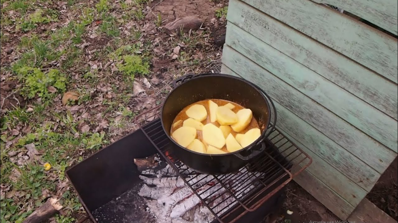 Картошка в казане видео. Картошка на костре. Картошка в казане на природе. Картошка в казане на костре. Картошка с мясом в казане на костре.