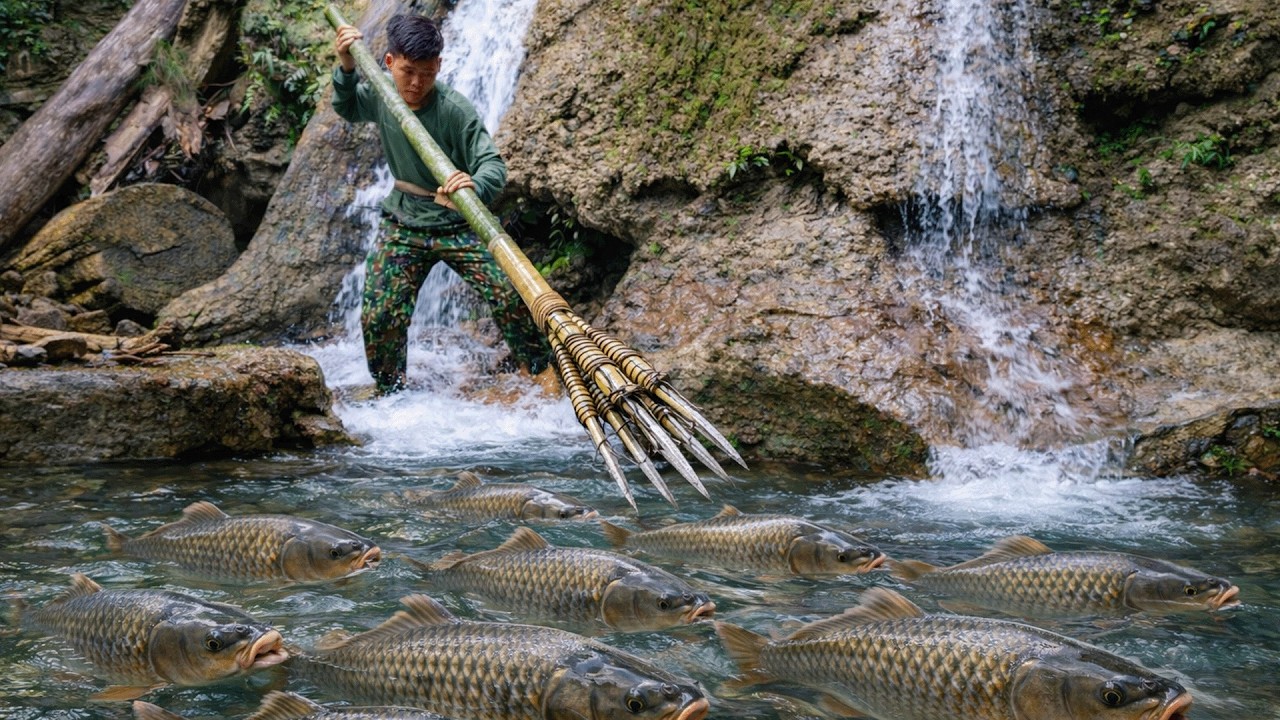 Surviving Alone in the Wild: Bamboo Spear Fishing & Primitive Forest Skills