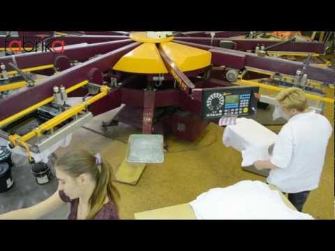 Печать футболок на автоматическом станке. The press of T-shirts.