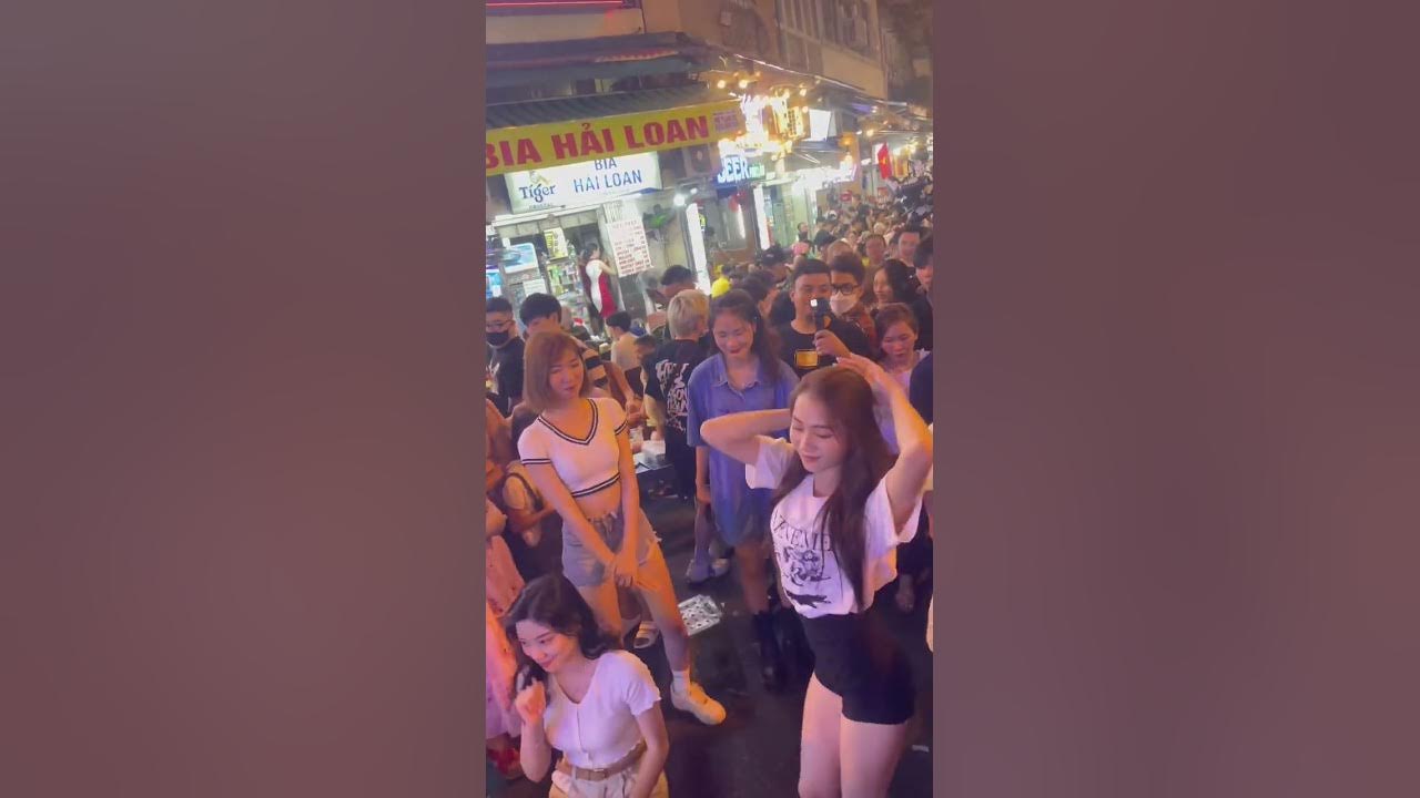 Foreigner Dance On Trending Vietnamese Song