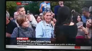 PRINCESS MEGHAN HUGS GIRL IN THE CROWD WITH PRINCE HARRY/ Prince William/Kate IN WINDSOR TODAY_VIDEO