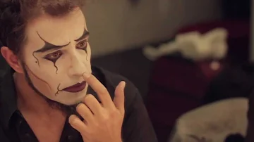 Qual é a função do maquiador no teatro?
