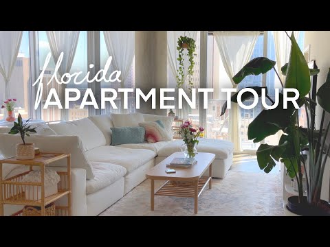 Video: Útulný jednopokojový apartmán s presklenými oknami a parketovými podlahami