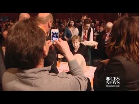 Bañan de Cerveza a la Canciller Alemana Angela Merkel (Video)