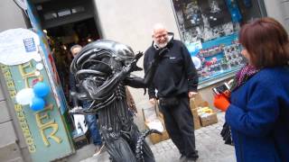 Pilerud & Arty Anna Cosplay - Xenomorph & Ripley At Free Comic Book Day 2014