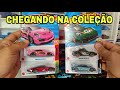 Tirando da embalagem várias miniaturas de carros esportivos da hot Wheels