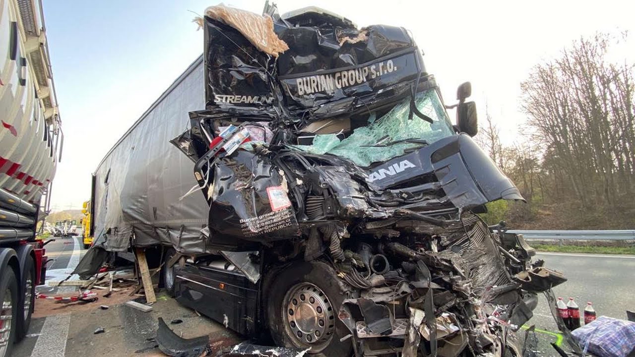 28.03.2022 - A3: Auffahrunfall zwischen 3 Sattelzügen - Bergung bis in die Nacht