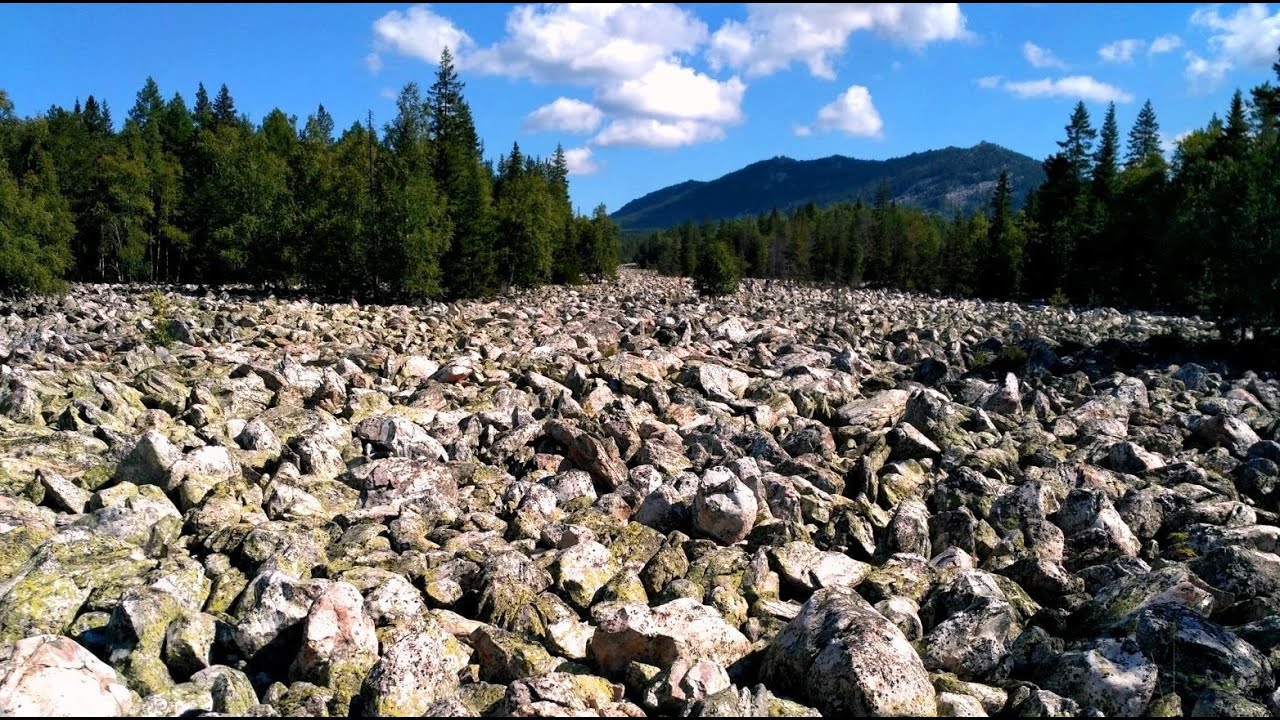 Горная каменная река