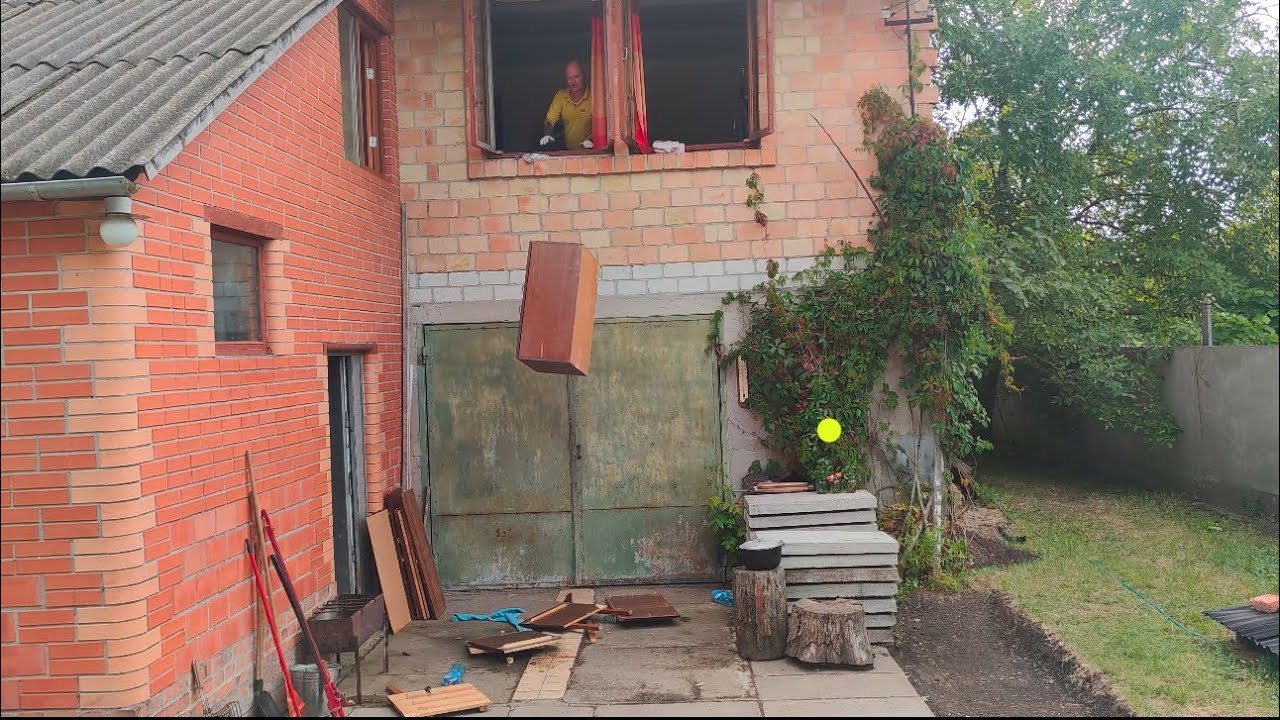 Викидаю старі меблі з будинку і починаю прибирання на дачі яка дісталась мені у спадщину