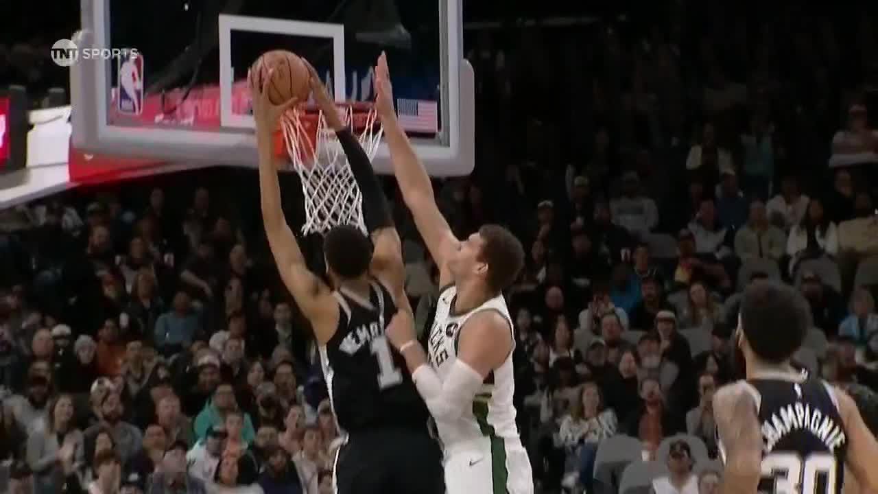 WEMBANYAMA GOES BEHIND THE BACK AND JAMS OVER BROOK LOPEZ - YouTube