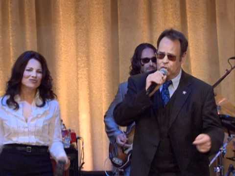 Dan Aykroyd sings on the Fran Drescher Tawk