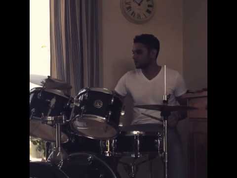 جوو 2 فن أسر ياسين يعزف علي الدرامز